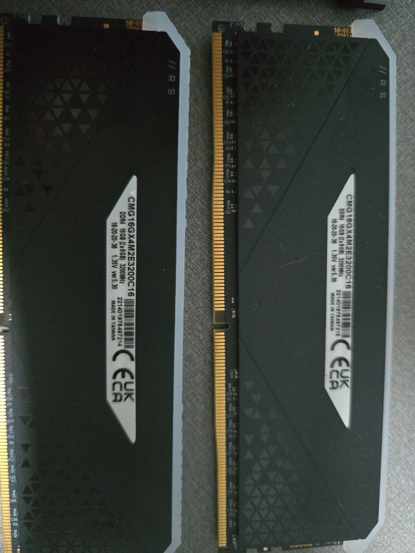 Corsair Vengeance RGB RS DDR4 16GB (2x8GB) 3200MHz （分類：電腦周邊產品）位於 Hong Kong。 由 aesopi52513 提交（商品編號 1466941214，圖片 1）。簡介： Corsair Vengeance RGB RS DDR4 3200MHz 16GB 兩條裝，型號CMG16GX4M2E3200C16。規格係16-20-20-38，1.35V，ver 5.30。台灣製造。升級換下來，拆之前正常用到，有RGB燈效。。