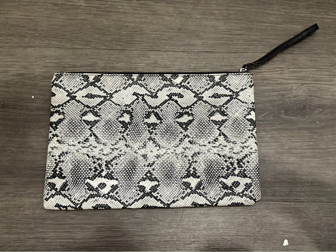 Cotton on Clutch Bag (Category: Clutches) located in Paranaque City. Submitted by celinegab (Listing ID 1466887903, Image 1). Description: .