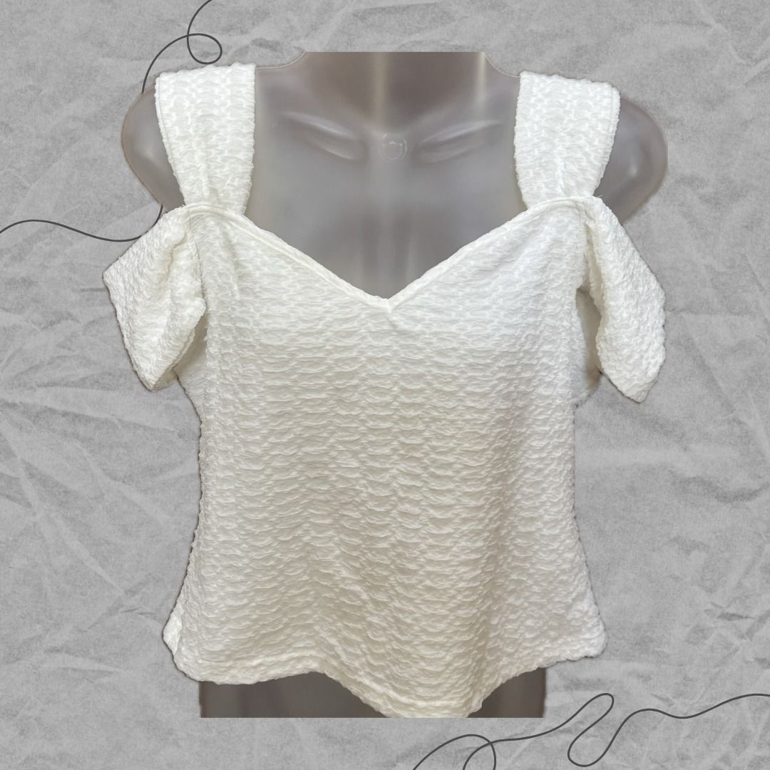 Cream “Bakuna” Blouse (Category: Blouses) located in Manila. Submitted by lovedbydeviii (Listing ID 1466847872, Image 1). Description: Cream “Bakuna” Blouse 🧵Php 175 👗Size: L 👗Slightly Used * note that color may slightly vary due to lighting .