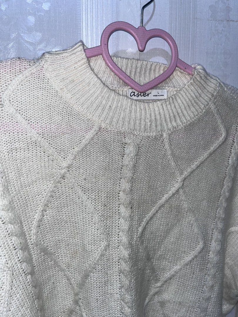 Cream cropped sweater (Category: Coats, Jackets and Outerwear) located in San Juan City. Submitted by raidjesscloset (Listing ID 1466822542, Image 2). Description: Size L on tag. Cropped sweater. Pa-wash nalang..