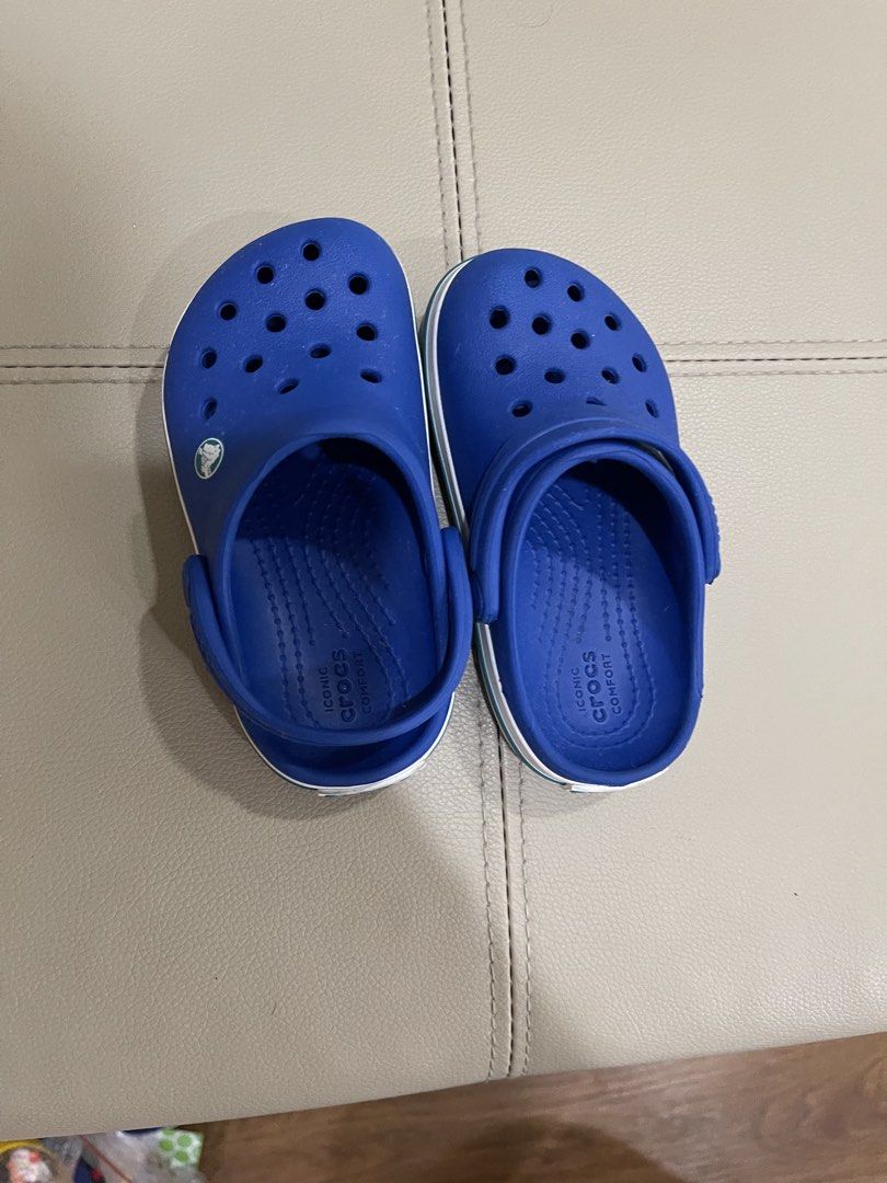 Crocs Classic Clogs Blue Kids Shoes (Category: Babies & Kids Fashion) located in Pasig City. Submitted by gel14 (Listing ID 1466801702, Image 2). Description: Original - Vibrant bright blue color with a stylish white and teal midsole stripe - Signature Iconic Crocs comfort footbed for all-day support - Breathable ventilation holes on the top and sides - Classic pivoting heel straps with Crocs logo lettering - Convenient slip-on design, perfect fo