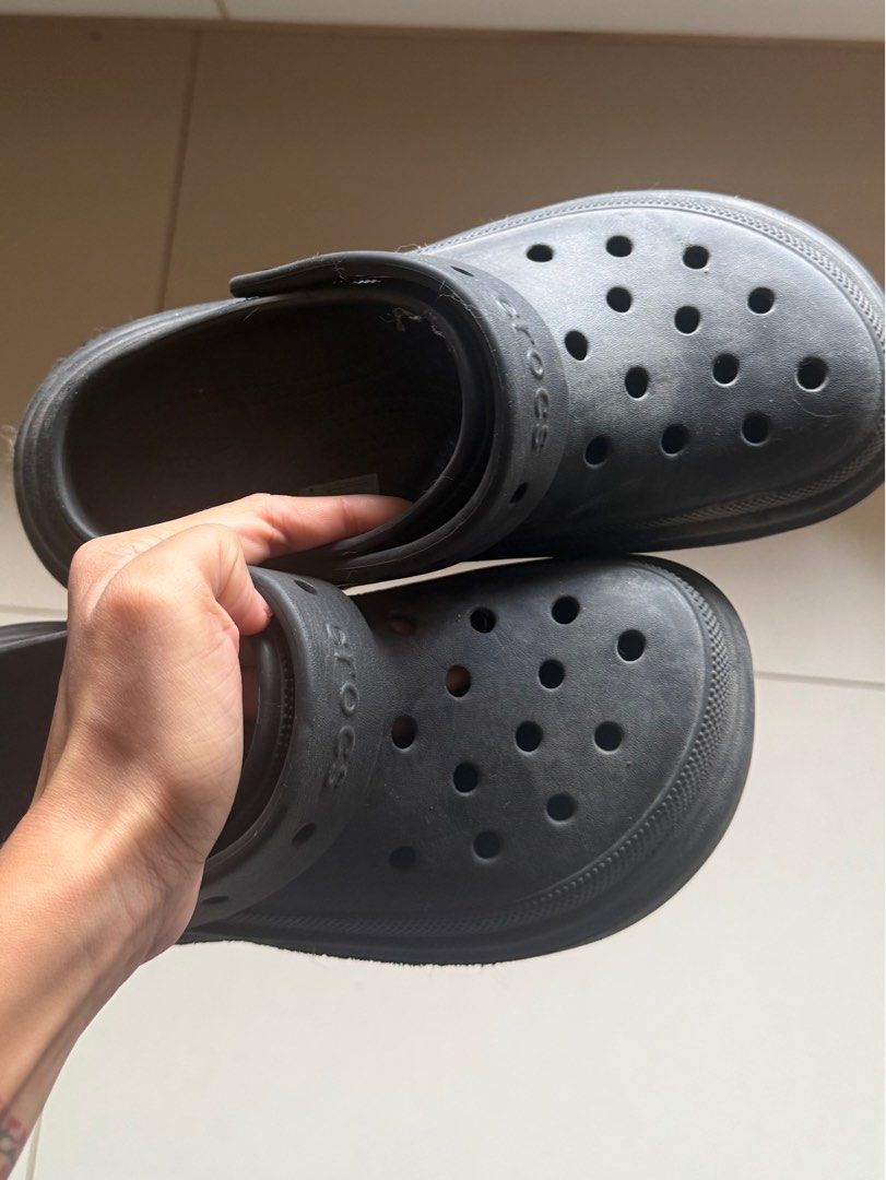 Crocs Clogs (Black) (Category: Slippers and slides) located in Manila. Submitted by declutterbarbie_ (Listing ID 1466788841, Image 3). Description: help me declutter! 🫶🏻 never used for a year, just a little dusty from sitting in the shoe rack. .