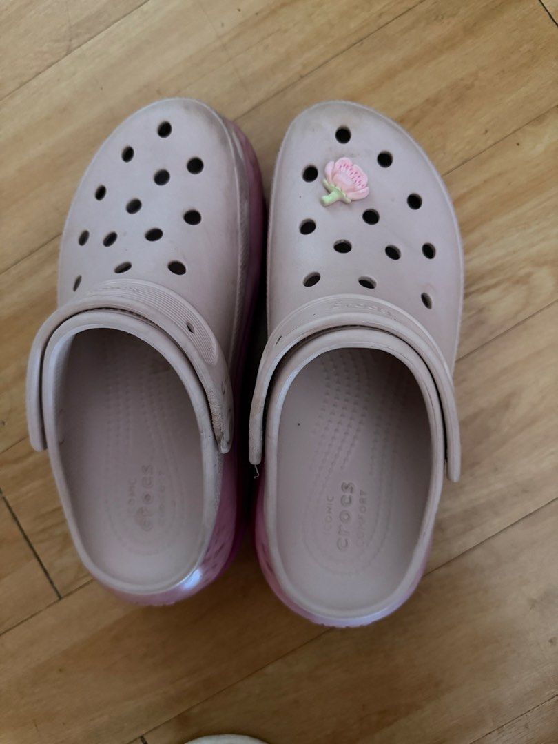 Crocs Mega Crush Clog (Category: Slippers and slides) located in Manila. Submitted by ninnienana (Listing ID 1466795552, Image 1). Description: Used a few times only.