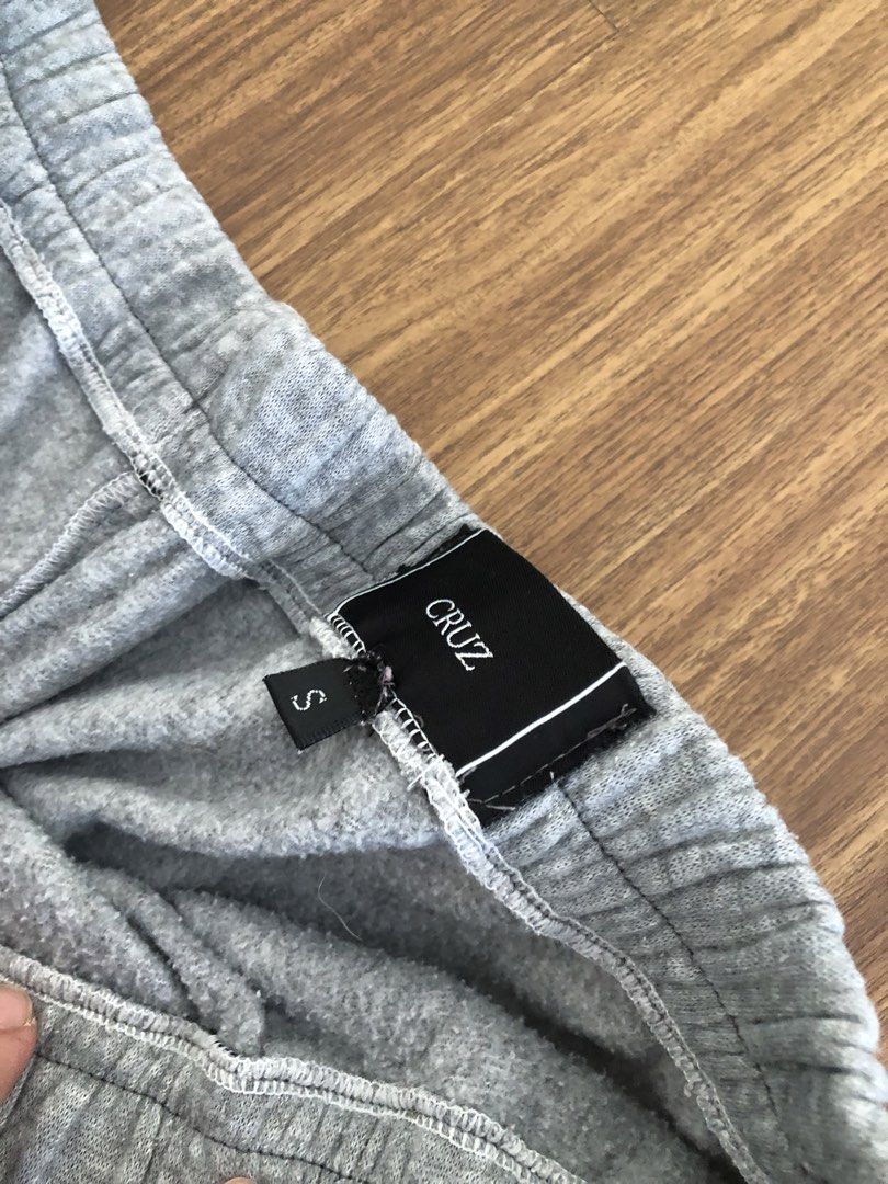 Cruz Grey Sweatpants (Category: Joggers) located in Manila. Submitted by picklerick_collects (Listing ID 1466780758, Image 2). Description: .