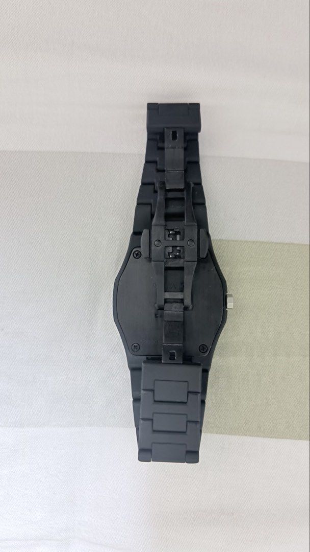 D1 Milano Polycarbon Watch （分類：手錶）位於 Hong Kong。 由 youngeagle-6bf03f 提交（商品編號 1466881978，圖片 2）。簡介： 冇盒冇單，所以平放。