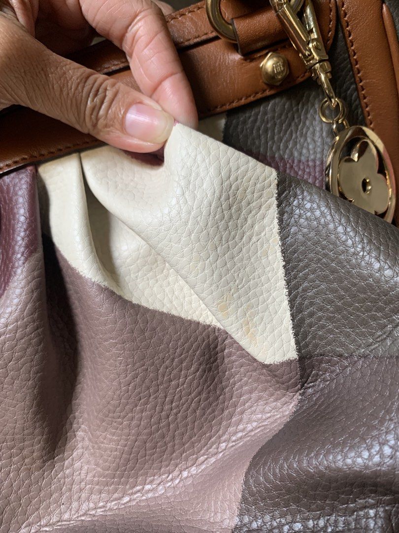 Daks bag (Category: Shoulder Bags) located in Bulacan. Submitted by bliselda (Listing ID 1466814537, Image 2). Description: Daks bag ✨ issue: sign of usage see the second picture may minimal yellow stain lang maliit the rest look like new💜.