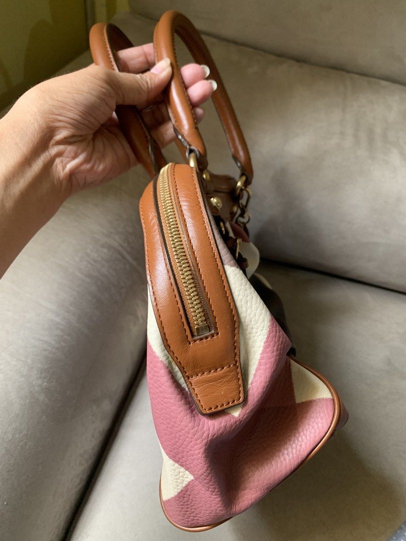 Daks bag (Category: Shoulder Bags) located in Bulacan. Submitted by bliselda (Listing ID 1466814537, Image 3). Description: Daks bag ✨ issue: sign of usage see the second picture may minimal yellow stain lang maliit the rest look like new💜.