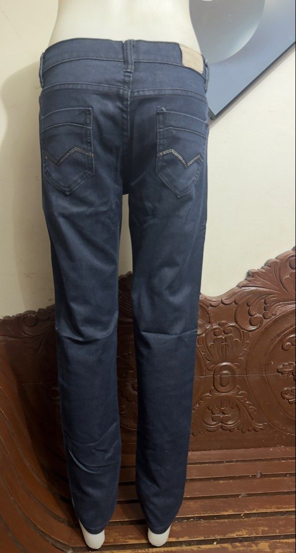 Dark Blue Denim Jeans Slim Fit (Category: Jeans) located in Marikina City. Submitted by lorradel (Listing ID 1466794634, Image 3). Description: - waist on tag 31in but fits up to 33 in - Color: Dark blue - Fit: Slim fit with clean straight legs - Rise: Mid-rise waist with button and zip fly closure - Design: Classic 4-pocket style with stitched back details - Material: comfortable, flattering hug - Condition: Great for daily casual wear -mannequi