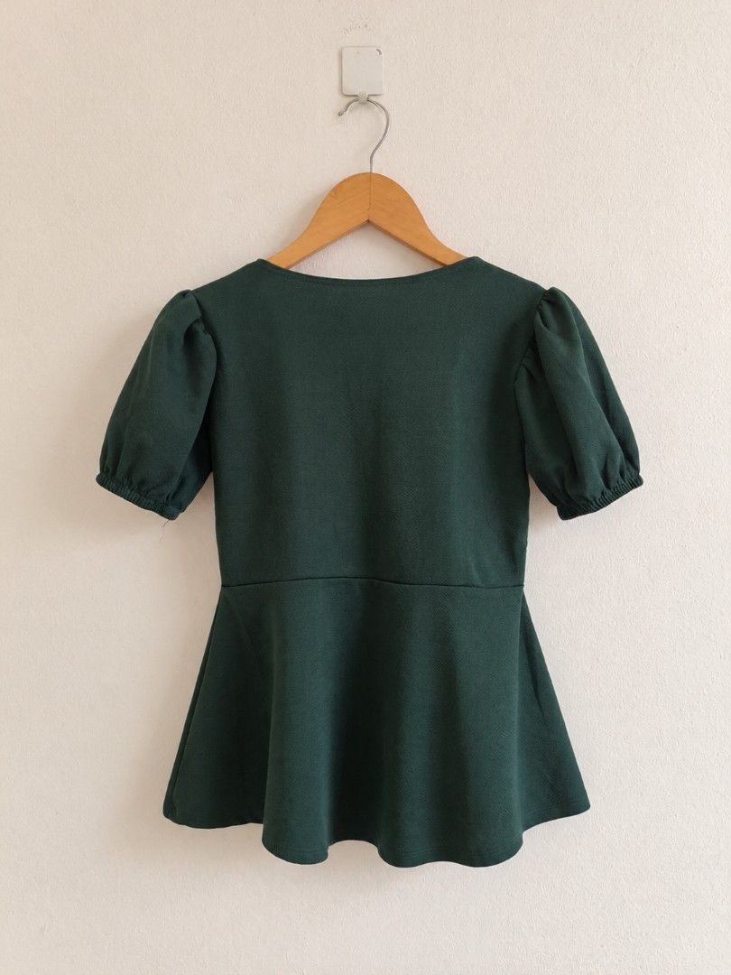FREE with PURCHASE (Category: Blouses) located in Manila. Submitted by maxinesotto (Listing ID 1466872995, Image 2). Description: SIZE: width - 14 length - 22.