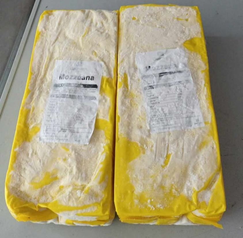 Delich Mozzaana Plus Cheese Blocks Mozzarella 4kg (Category: Chilled & Frozen Food) located in Quezon City. Submitted by lasheswithme (Listing ID 1466873348, Image 1). Description: - Product: Delich Mozzaana Plus Cheese - Size: 4kg per block - Condition: Brand new, sealed in yellow wrappers with complete nutrition facts and ingredient labels - Features: Excellent melting texture, ideal for pizzas, pastries, and baking. Perfect for home kitchens o