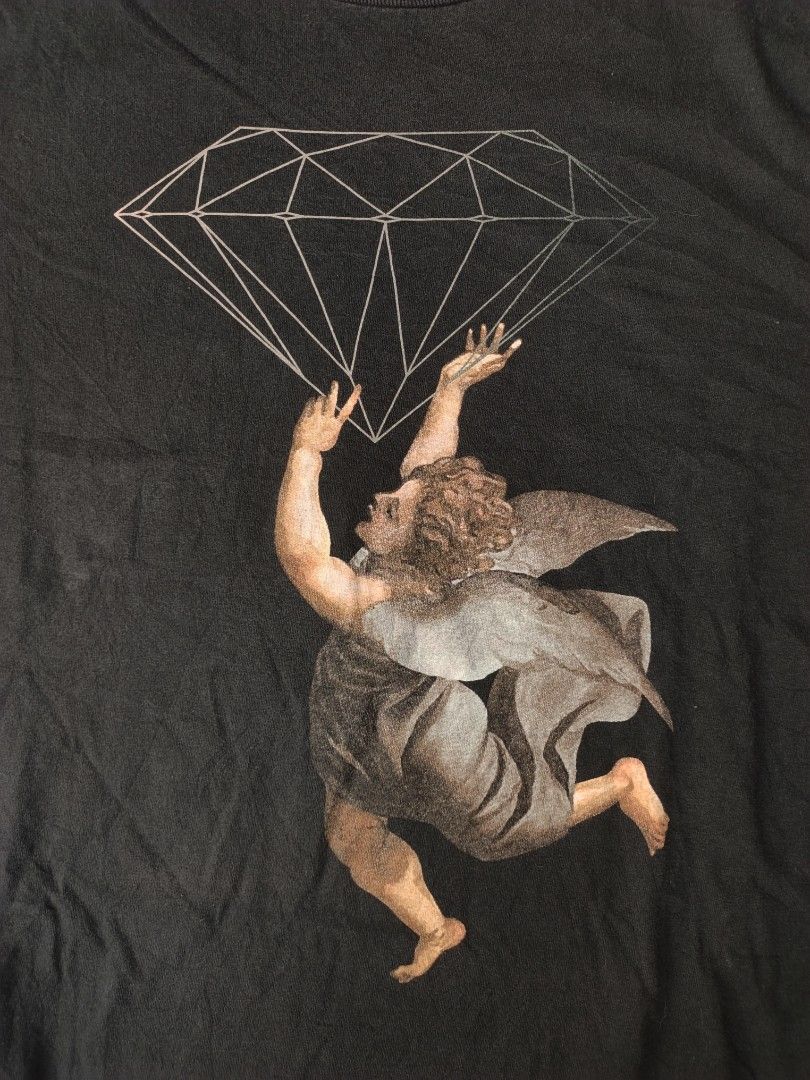 Diamond Supply Co. Cherub Shirt (Category: Tshirts & Polo Shirts ) located in Laguindingan. Submitted by lootsbyberle (Listing ID 1466790984, Image 2). Description: 25.5x29 XXL on Tag Diamond Supply Co. OPT 🔥 Has pinhole near the print (check photo) Trendy Streetwear design, perfect for skaters💎 MOP: GCASH NO COD, NO FREE SHIP POLICY.