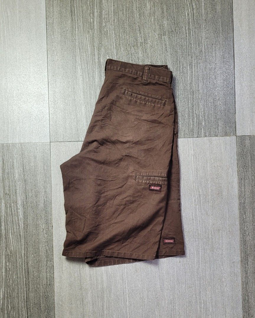 DICKIES LOOSE FIT WORK SHORTS (Category: Shorts) located in Manila. Submitted by 7100treasure.co (Listing ID 1466810009, Image 1). Description: DICKIES LOOSE FIT WORK SHORTS ​Dimensions: Waistline: 33" | Length: 24" ​Color: Chocolate Brown ​ ​📍 Location: Dipolog City, Zamboanga del Norte 🚛 J&T Courier 💸 MOP: GCash / Bank Transfer / MariBank ​📩 PM TO MINE!.