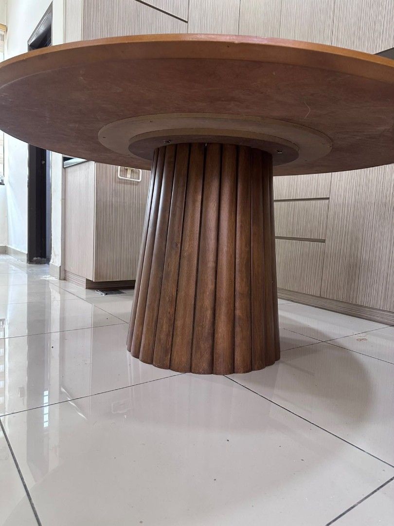 dining table (Category: Tables & Sets) located in Kuala Lumpur. Submitted by rayne_kang (Listing ID 1466795872, Image 3). Description: 新山二手 5尺 实木 餐桌 出售一张 5尺实木餐桌， 结实耐用，稳固不摇晃， 商品详情： * 尺寸：5尺 * 材质：实木 * 状况：二手，正常使用痕迹 * 坚固耐用，使用功能完全正常 欢迎现场看货，自己载回去。 有兴趣欢迎私讯询问，🐴600 价格可谈。 #新山 #jb.