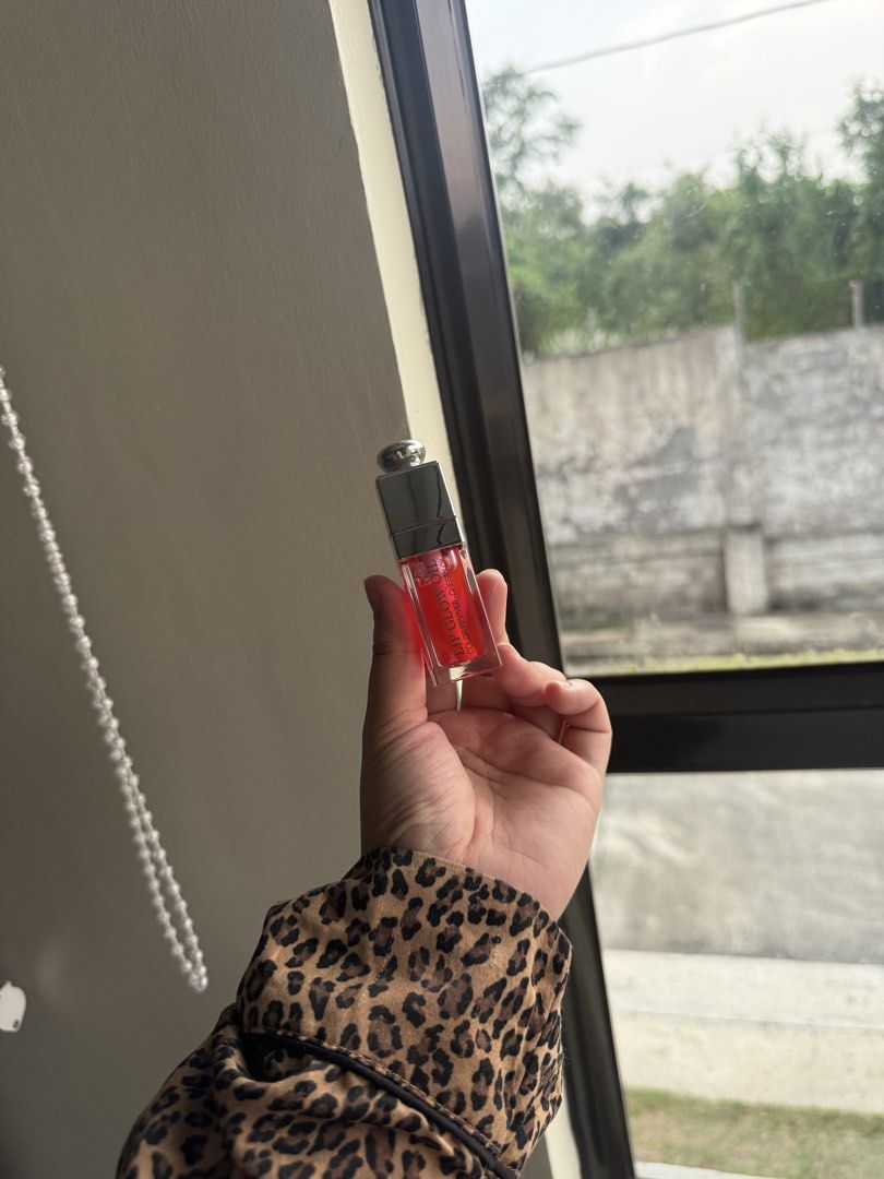 Dior Lip Oil (Category: Makeup) located in Imus. Submitted by diana2999 (Listing ID 1466875721, Image 1). Description: Shade: coral .