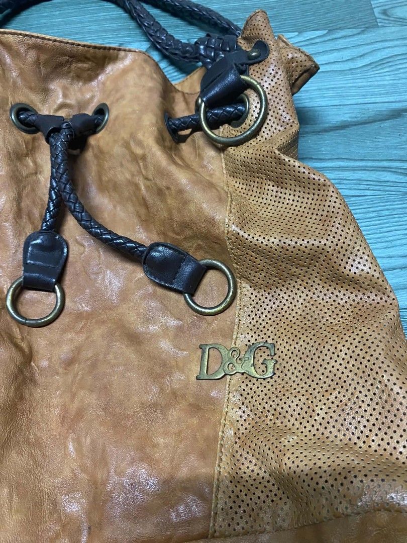 Dolce & Gabbana shoulder bag (Category: Shoulder Bags) located in Pasig City. Submitted by jstnisidor81288 (Listing ID 1466918551, Image 2). Description: .