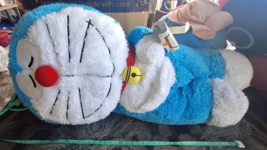 Doraemon – Sekiguchi Laying Sleeping Big Plush (Category: Plushies & Soft Toys) located in Paombong. Submitted by revox.store (Listing ID 1465550115, Image 3). Description: Sekiguchi • Doraemon • Big Plush Included: ✓ Doraemon laying plush with smiling closed-eye expression and collar bell (~40 cm) ✓ Original Sekiguchi paper hang tag attached Flaws: • Cloth tush tag is absent/removed • Original paper hang tag is heavily creased 📍 On-hand (Paombo