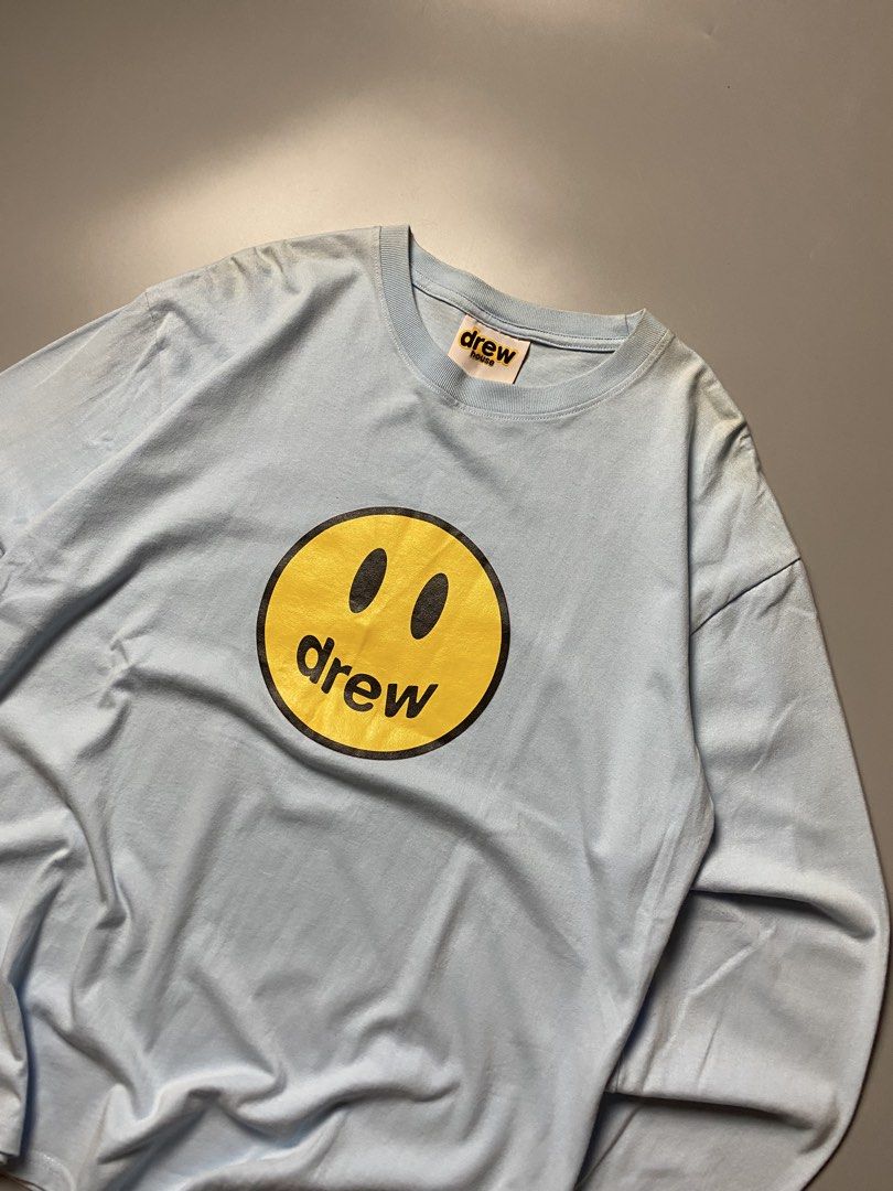 Drew Smiley Longsleev - Size Large (Category: Tshirts & Polo Shirts ) located in Cebu City. Submitted by maicoh230 (Listing ID 1466961474, Image 3). Description: Drew LongSleeve ▫️ Condition: 9/10 ▫️ Color: 9/10 ▫️ Size: Large ▫️ Dimensions: W21 L27 ▫️ Flaw/s: Storage Dirt on shoulder 🏷️ 500 REMINDERS 📍 Cebu City 💳 Payment First Policy 📦 J&T | Maxim (Within Cebu) 📸 Color may vary slightly due to lighting..