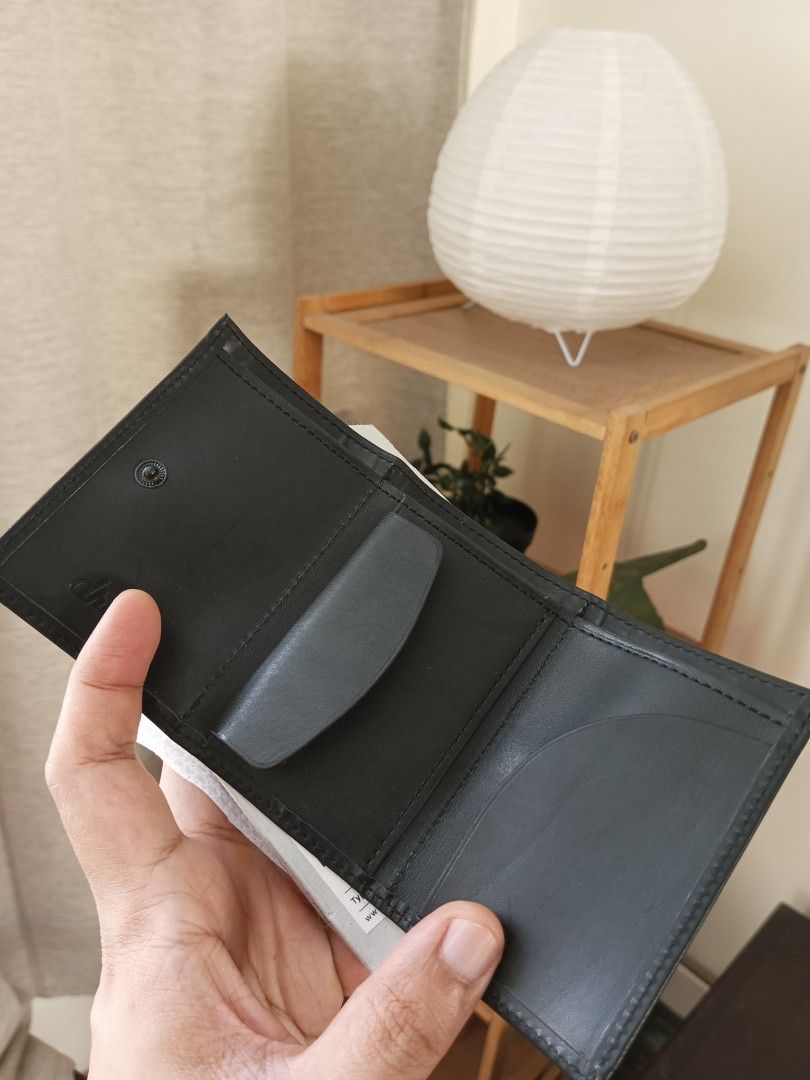Drip Presso wallet Made in Japan (Category: Wallets & Card Holders) located in Manila. Submitted by archived.333 (Listing ID 1466813018, Image 2). Description: Price 1.7k (5k orig price) Drip presso -Black -Made in japan -Aged Cow Leather -Bought for 80 USD or 5k pesos, selling for 1.7k -complete inclusions -Really nice in person nice with your redwing , selvedge, momotaro gucci Louis vuitton and alden or Balenciaga .
