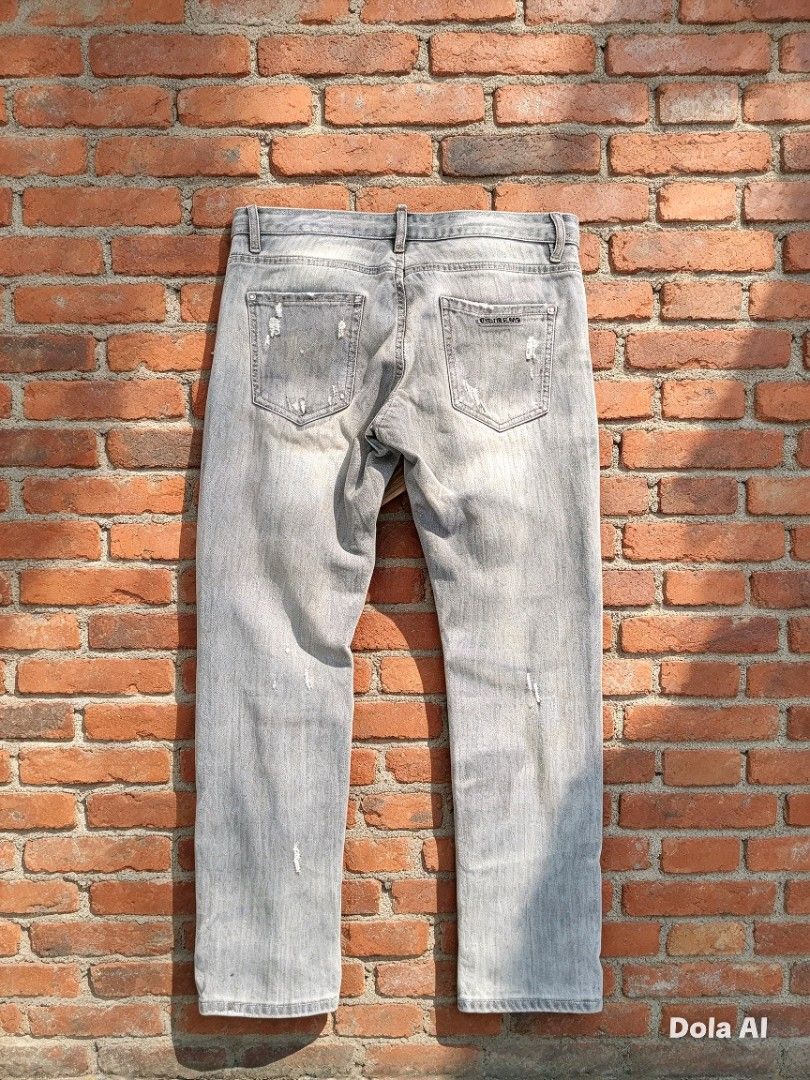 DSQUARED2 STRETCHABLE RIPPED JEANS (Category: Jeans) located in Bislig. Submitted by micoy22 (Listing ID 1466869032, Image 2). Description: FOR SALE #PtpAdminTHANKYOU 490 PESOS DSQUARED2 STRETCHABLE RIPPED JEANS SIZE 48 ON TAG WAISTLINE 34 -36 LENGTH 41 RISE 14 TIGHT 11.5 KNEE 8.5 HEM 7 GOOD CONDITION UNLI VOUCH BISLIG CITY SDS .