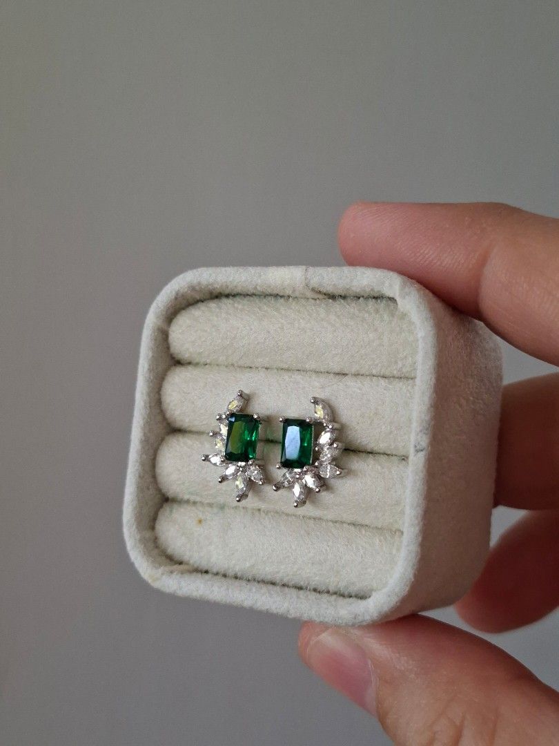 Emerald Green Feather Silver Stainless Steel Stud Earrings (Category: Earrings) located in Dasmarinas. Submitted by danabrie22 (Listing ID 1466821562, Image 2). Description: very well-made, excellent crafstmanship 10/10 condition brand new stainless steel & colored cubic zirconia stones made in Hongkong.