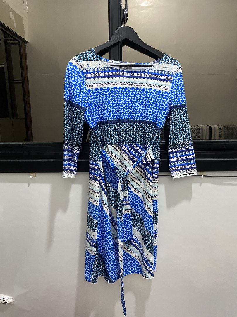 Emilio Pucci Firenze Blue Patterned Silk Dress Size 40 (Category: Dresses) located in Manila. Submitted by hell_market (Listing ID 1466925559, Image 1). Description: - Brand: Emilio Pucci Firenze - Material: 100% luxurious silk jersey - Pattern: Iconic bold blue, black, and white graphic design - Size: IT 40 - Features: Three-quarter sleeves and built-in waist tie belt for a flattering fit - Origin: Made in Italy - Care: Dry clean only - Conditio