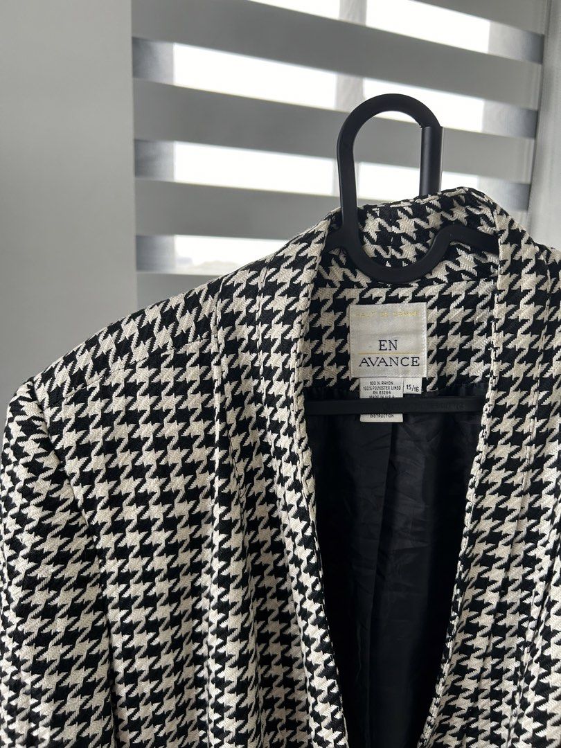 En Avance Black White Houndstooth Blazer (M-L) (Category: Coats, Jackets and Outerwear) located in Dasmarinas. Submitted by sfclosetcleanup (Listing ID 1466811783, Image 3). Description: 17 x 30 Elegant, Classy.
