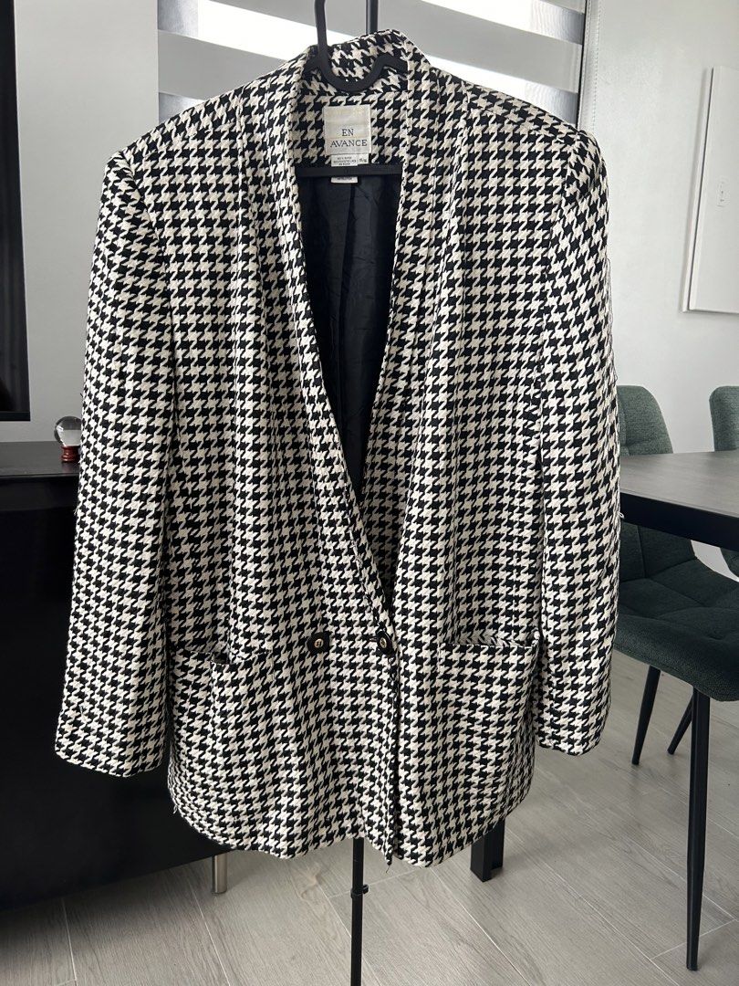 En Avance Black White Houndstooth Blazer (M-L) (Category: Coats, Jackets and Outerwear) located in Dasmarinas. Submitted by sfclosetcleanup (Listing ID 1466811783, Image 2). Description: 17 x 30 Elegant, Classy.