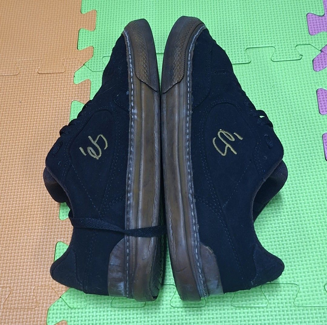 ES Caspian (Size 9US) (Category: Sneakers) located in Manila. Submitted by declutrredgoods (Listing ID 1466962837, Image 2). Description: - Brand: éS Skateboarding - Color/Material: Black suede upper with classic gum midsoles and outsoles - Details: Premium gold embroidered éS logo on the tongue and side panel - Comfort: Red insoles equipped with ENERGY foam technology - Condition: Minimal wear on the tread and soles with solid grip and plenty of