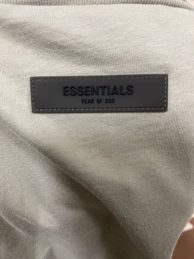 由 golden_1999 (刊登 ID 1466887652，圖片 3) 提交，位於 雲林縣 (Yunlin) 的 ESSENTIALS (類別：T恤、Polo衫)，說明：。