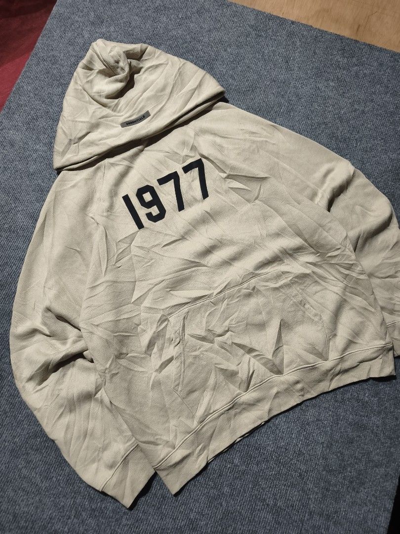 Essentials 1977 hoodie🔥 (Category: Hoodies) located in Ferrol. Submitted by denverthethrifter (Listing ID 1466919223, Image 1). Description: Essentials 1977 hoodie🔥 Excellent condition 📌 No issue 📌 23x28📌.