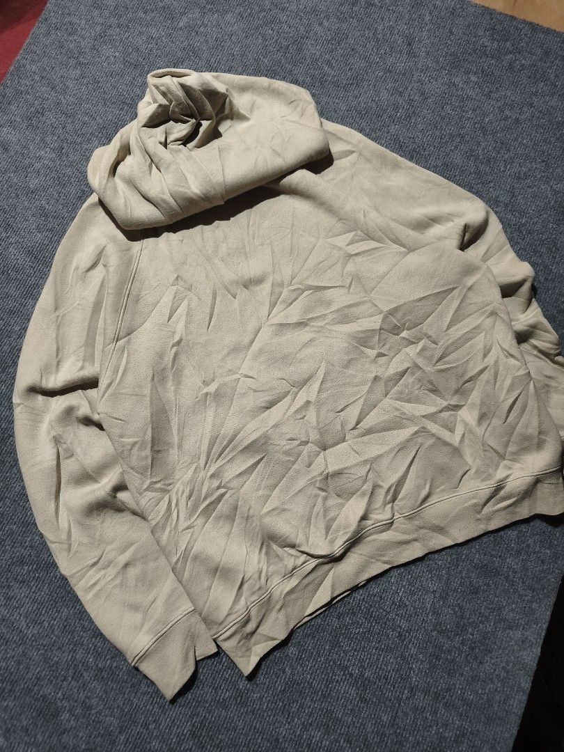 Essentials 1977 hoodie🔥 (Category: Hoodies) located in Ferrol. Submitted by denverthethrifter (Listing ID 1466919223, Image 2). Description: Essentials 1977 hoodie🔥 Excellent condition 📌 No issue 📌 23x28📌.
