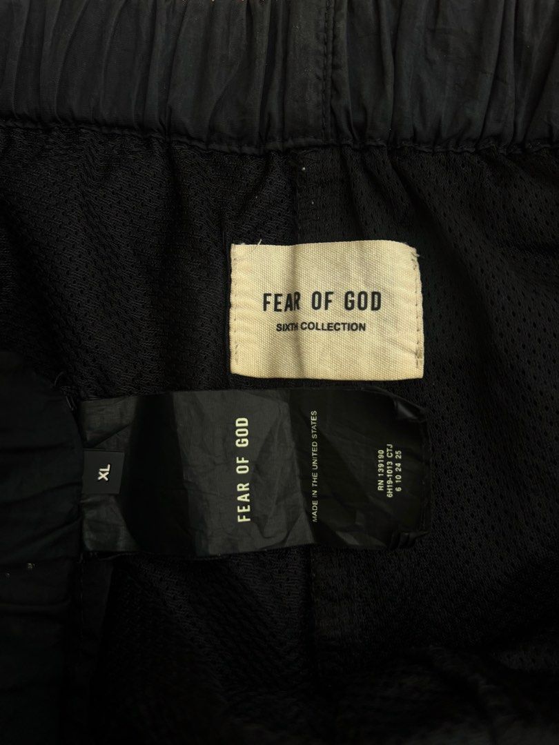 ESSENTIALS WOVEN SHORT (Category: Shorts) located in Batangas. Submitted by engr_thrift (Listing ID 1466962819, Image 3). Description: 📐Dimensions (inches) Waistline : 32-36 Length : 16.5 Leg hole : 14 Issue : cigarette hole.