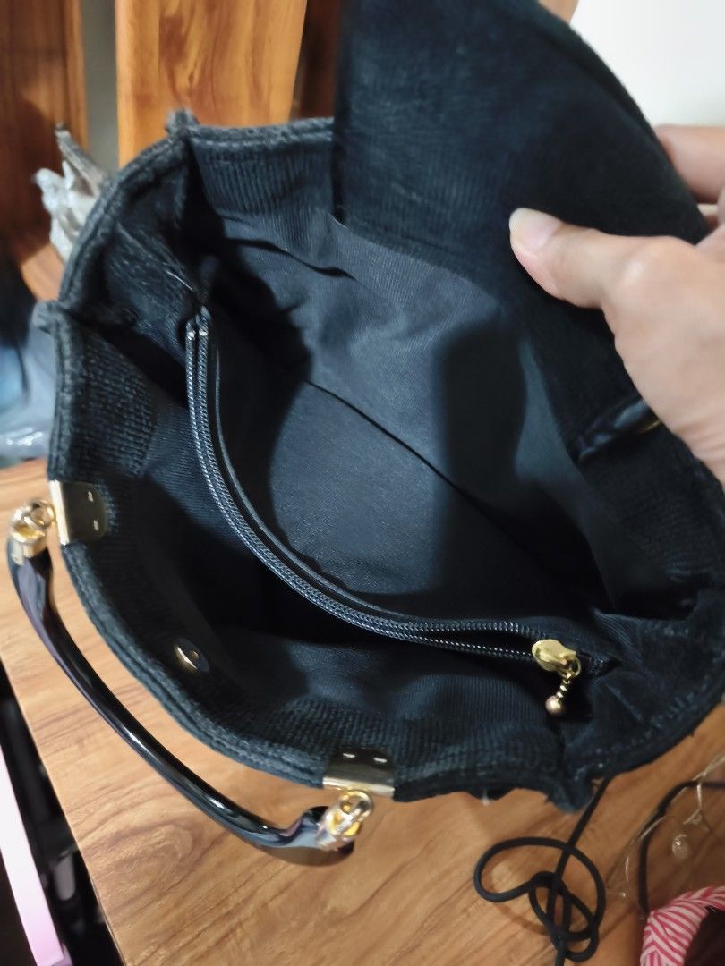 Feiler HandBag (Category: Clutches) located in Quezon City. Submitted by uydaisy1979 (Listing ID 1466924181, Image 3). Description: Issue: Sa edge.
