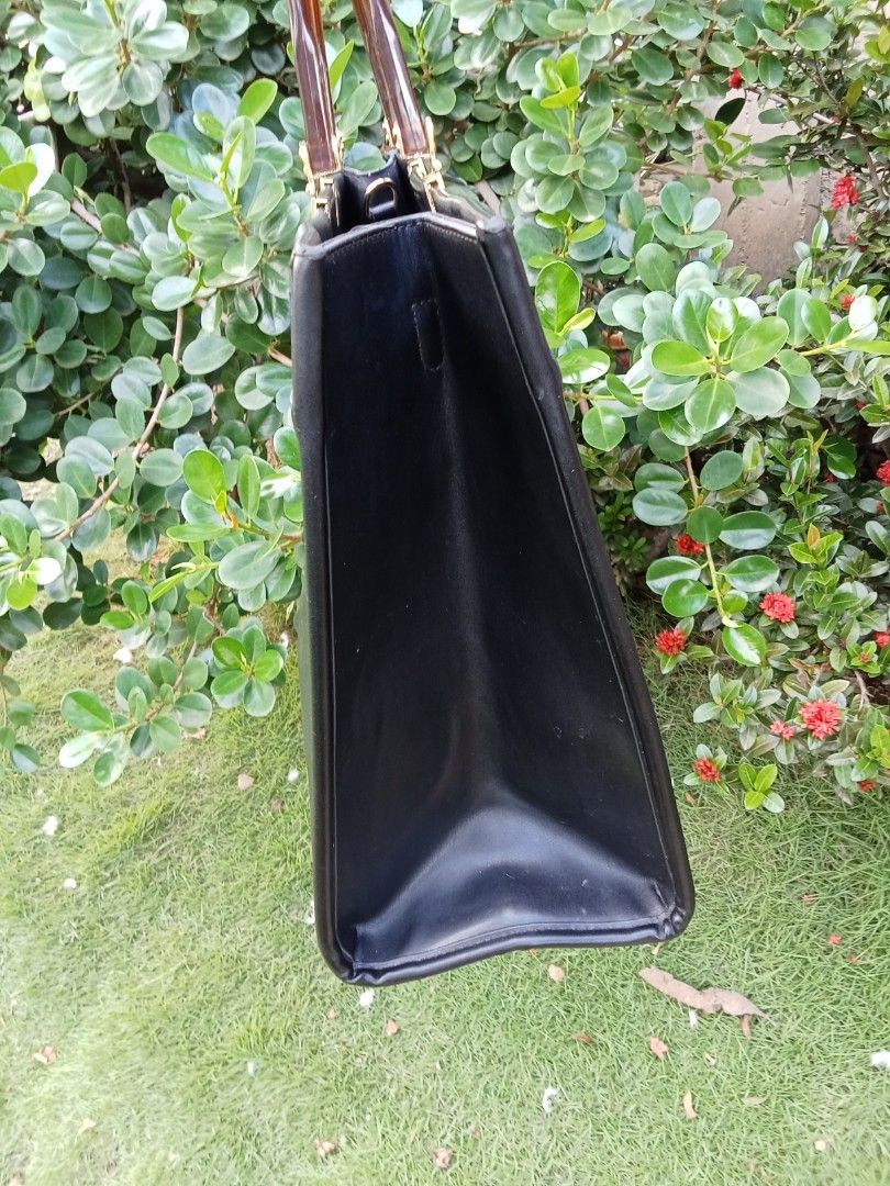 FENDI SAPPHIRE LARGE SHOPPER BAG (Category: Tote Bags) located in Vinzons. Submitted by gracecollectionsph09 (Listing ID 1466914457, Image 2). Description: GOOD CONDITION SIGN OF USE PAYMENT FIRST BICOL LOCATION.