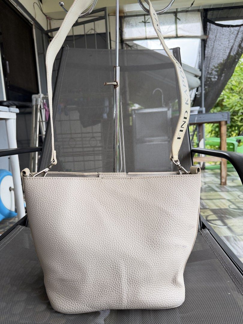 Find Kapoor Bucket Sling Bag (Category: Cross-body Bags) located in Cadiz. Submitted by solynb28 (Listing ID 1466777166, Image 2). Description: -cleaned and ready to use -removable sling -no major flaws, my konting stain sa back part and bottom but does not affect the bag, may konting hairline sa rubber lining ng strap (barely noticeable) -negotiable price ▫️what you see is what you get▫️colors may vary due tolighting▫️buy at your own risk ▫️no l