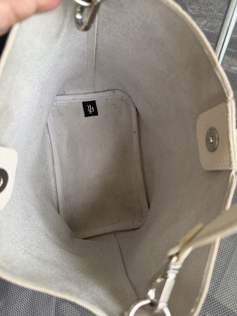 Find Kapoor Bucket Sling Bag (Category: Cross-body Bags) located in Cadiz. Submitted by solynb28 (Listing ID 1466777166, Image 3). Description: -cleaned and ready to use -removable sling -no major flaws, my konting stain sa back part and bottom but does not affect the bag, may konting hairline sa rubber lining ng strap (barely noticeable) -negotiable price ▫️what you see is what you get▫️colors may vary due tolighting▫️buy at your own risk ▫️no l
