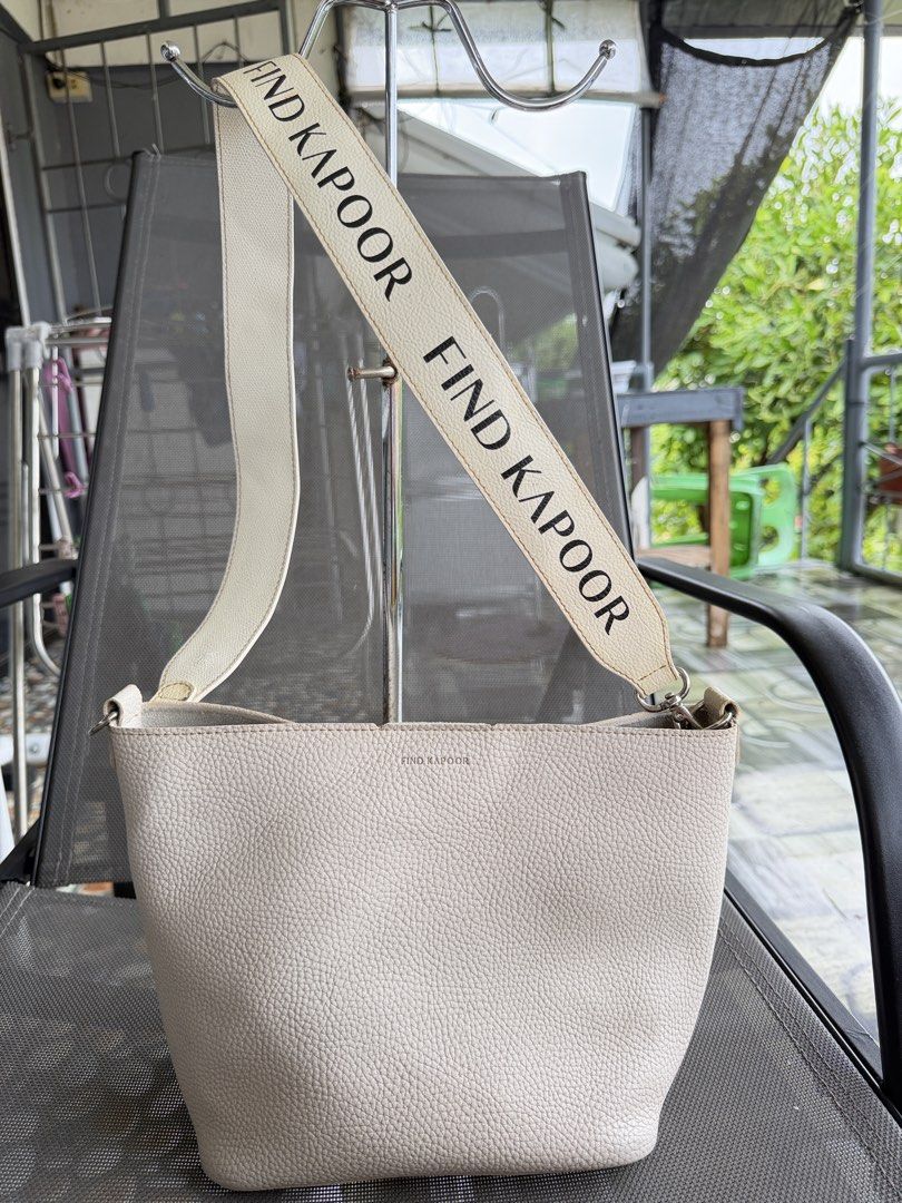 Find Kapoor Bucket Sling Bag (Category: Cross-body Bags) located in Cadiz. Submitted by solynb28 (Listing ID 1466777166, Image 1). Description: -cleaned and ready to use -removable sling -no major flaws, my konting stain sa back part and bottom but does not affect the bag, may konting hairline sa rubber lining ng strap (barely noticeable) -negotiable price ▫️what you see is what you get▫️colors may vary due tolighting▫️buy at your own risk ▫️no l