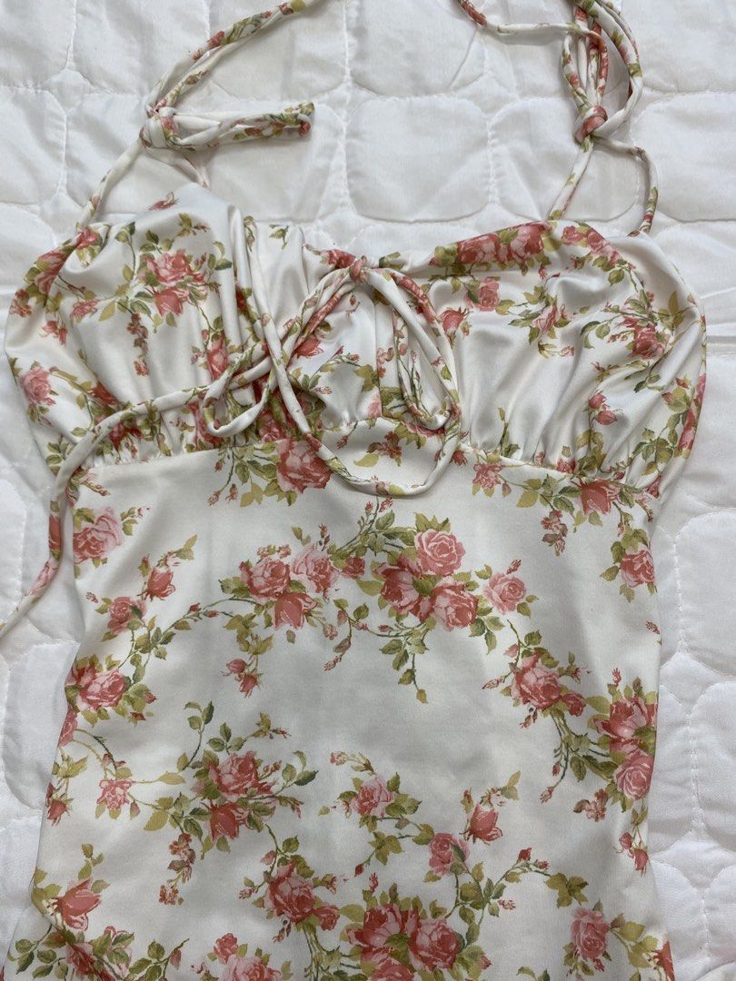 Floral Long Dress (Category: Dresses) located in Quezon City. Submitted by brattybabe (Listing ID 1466887203, Image 2). Description: Color may vary due to lighting Dimes: W: 15 L: 52 💳 Mode of payment: GCash, Paymaya, Metrobank, BPI, MariBank 🚚 Courier: Lalamove, Grab Padala, J&T, or Toktok only. 🫶🏻 The buyer is responsible for the shipping cost. 💲 Payment first before shipping the item. ⛔️ Note: I do not accept returns/refunds..