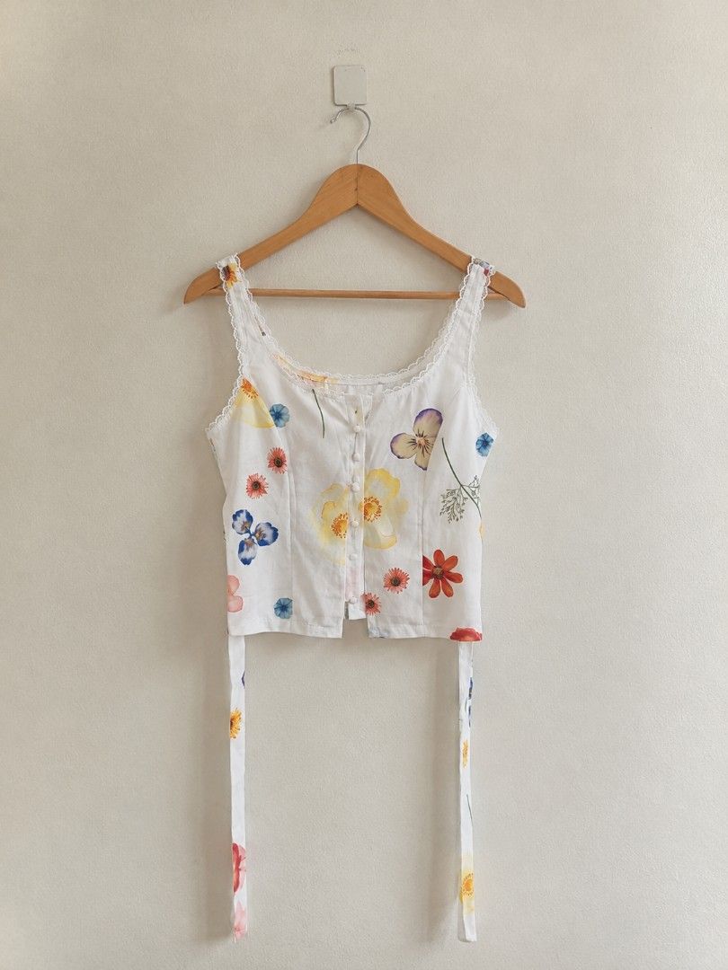 Floral Tank Top White Button Front (Category: Sleeveless) located in Manila. Submitted by maxinesotto (Listing ID 1466873483, Image 1). Description: SIZE: medium on tag width - 16 length - 19.