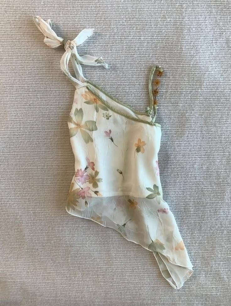 Floral Top (Category: Sleeveless) located in Bacoor. Submitted by declutterbyb_69 (Listing ID 1466894993, Image 1). Description: .