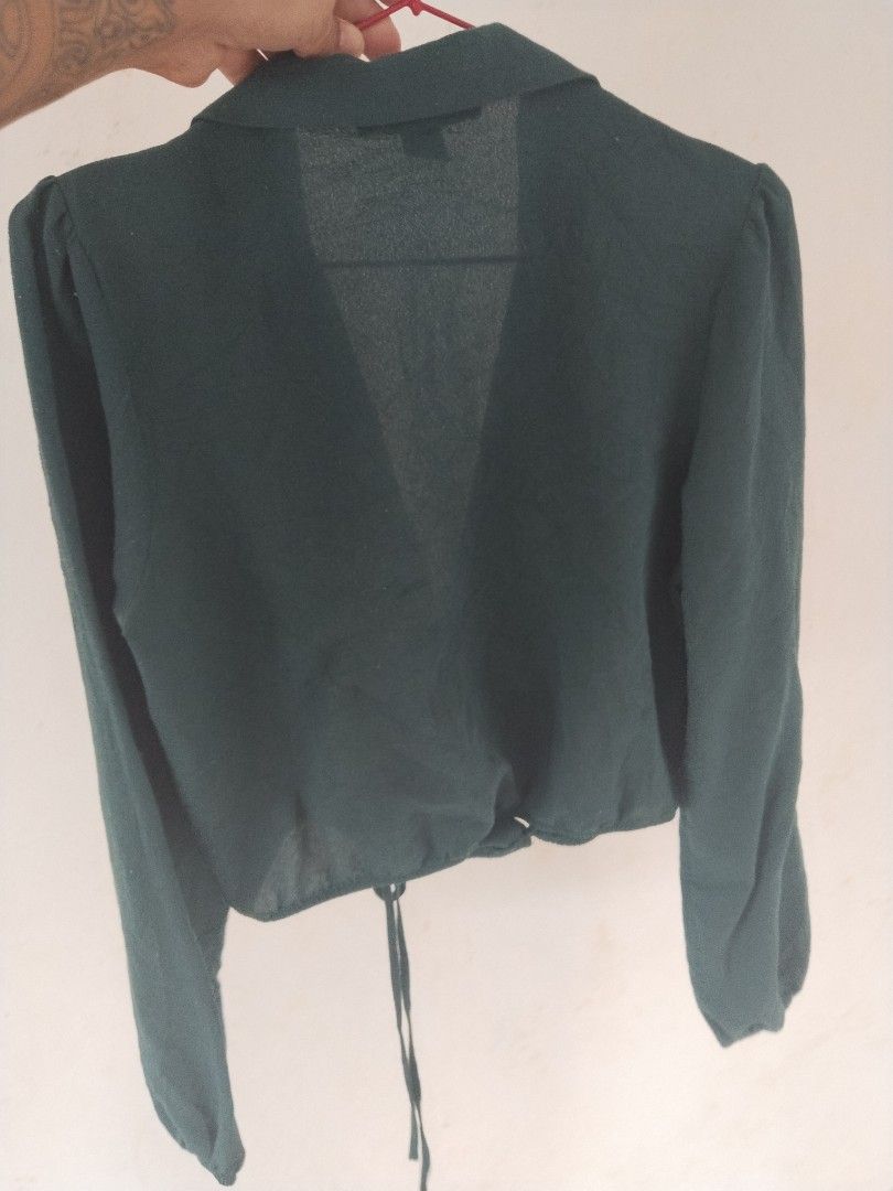 Forever 21 Emerald Green Cropped Tie-Front Blouse — Size S (Category: Longsleeves) located in Mabalacat. Submitted by al_amin_thrift (Listing ID 1466866718, Image 3). Description: Forever 21 Emerald Green Cropped Tie-Front Blouse — Size S ✔️ Authentic Forever 21 Contemporary — Made in Vietnam ✔️ Rich emerald green — elegant & versatile ✔️ Blazer-style lapel collar with deep V-neck ✔️ Self-tie detail at waist — adjustable fit ✔️ Long balloon sleev
