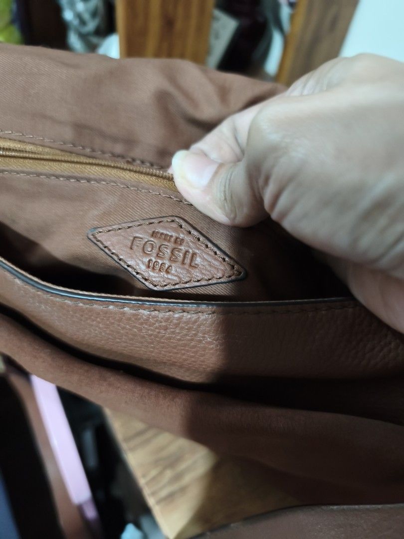 Fossil (Category: Cross-body Bags) located in Quezon City. Submitted by uydaisy1979 (Listing ID 1466923054, Image 3). Description: .