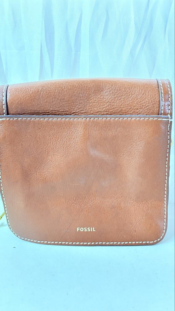 Fossil Brown Leather Crossbody Bag (Category: Cross-body Bags) located in Pateros City. Submitted by marifernandez (Listing ID 1466783532, Image 2). Description: Preloved Tan brown leather handbag by Original Fossil. Classic turn-lock closure on the front flap. Removable matching leather strap included. Signature little key charm hanging on the side. Inside is lined in brown fabric with a zippered pocket and slip pockets. Small Fossil logo stampe
