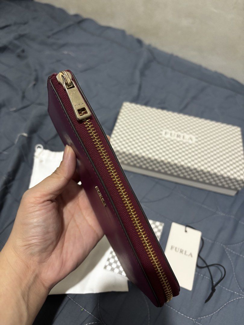 Furla Long Wallet (Category: Wallets & Card holders) located in Manila. Submitted by declutter_byjaq (Listing ID 1466927911, Image 3). Description: PRELOVED FURLA ZIP-AROUND WALLET Details: Brand: Furla Style: Zip-Around Wallet Condition: Preloved Usage: With normal signs of use A classy and timeless wallet from Furla! Perfect for keeping your cash, cards, and everyday essentials organized. 🥰 Preloved item with normal signs of use. Please see pi