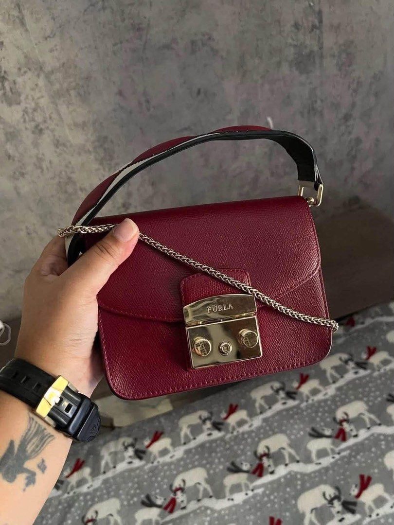 Furla Slings (Category: Luxury Bags & Wallets) located in Manila. Submitted by qamilluxe (Listing ID 1466915920, Image 3). Description: Take all na po Personal used.