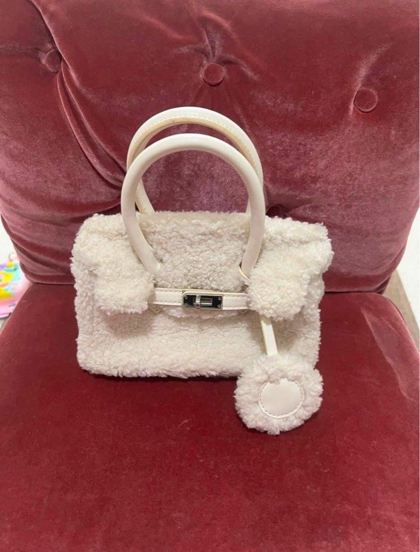 🤍Furry White Bag ⚪️ (Category: Purses & Pouches) located in Manila. Submitted by pining.garcia (Listing ID 1466889444, Image 2). Description: -no damages .