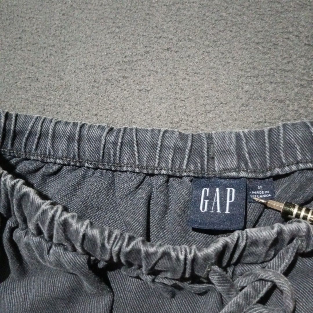 GAP double knee barrel pants (Category: Joggers) located in Manila. Submitted by eyldrn (Listing ID 1466877420, Image 2). Description: Brand: Gap, double knee barrel pants 📏DIMENSION (INCHES) 📏Size: Free size 📏Length: 38 📏Thigh: 15 📏Leg Opening: 10 🗂️DETAILS ✨Issue: none ✨Condition: Very Good ✨Color Rate: 9/10 💸PRICE:₱450 🤔REMINDERS Please read the item details before purchasing. This item is thrifted, so please manage your expectations. 