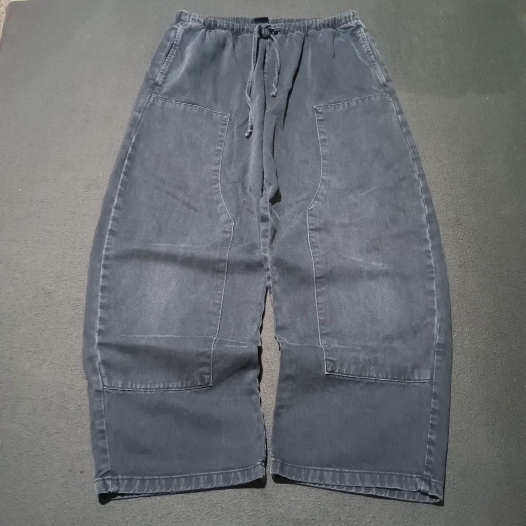 GAP double knee barrel pants (Category: Joggers) located in Manila. Submitted by eyldrn (Listing ID 1466877420, Image 1). Description: Brand: Gap, double knee barrel pants 📏DIMENSION (INCHES) 📏Size: Free size 📏Length: 38 📏Thigh: 15 📏Leg Opening: 10 🗂️DETAILS ✨Issue: none ✨Condition: Very Good ✨Color Rate: 9/10 💸PRICE:₱450 🤔REMINDERS Please read the item details before purchasing. This item is thrifted, so please manage your expectations. 