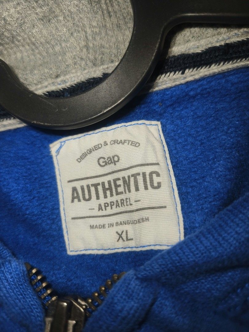 Gap hoodie (Category: Coats, Jackets and Outerwear) located in Batangas. Submitted by mightypenguin-764c23 (Listing ID 1466830586, Image 2). Description: .