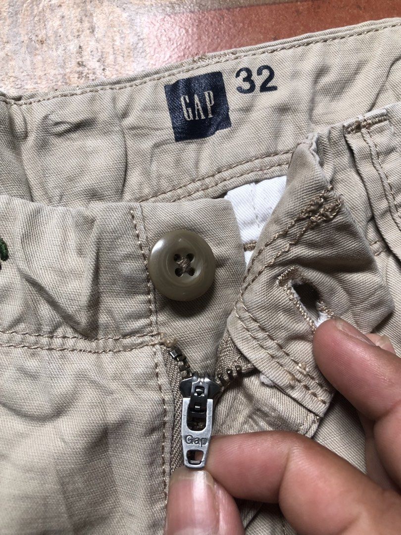Gap Khakis AOP Palm tree design (Excellent condition ) (Category: Shorts) located in Davao. Submitted by klentlanson (Listing ID 1466817186, Image 3). Description: Excellent condition W-34 L-19 Add sf.